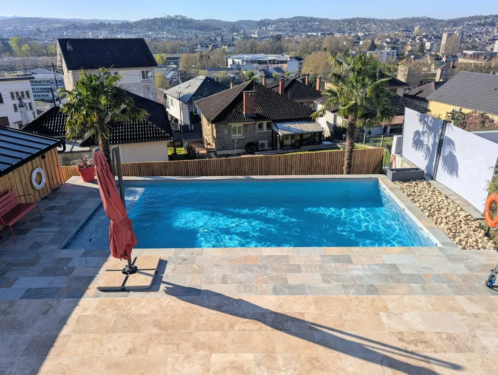 Piscine sur une terrasse